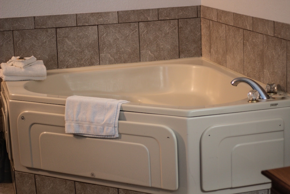 Deluxe Room, 1 Queen Bed, Jetted Tub (Fireplace) photo 3