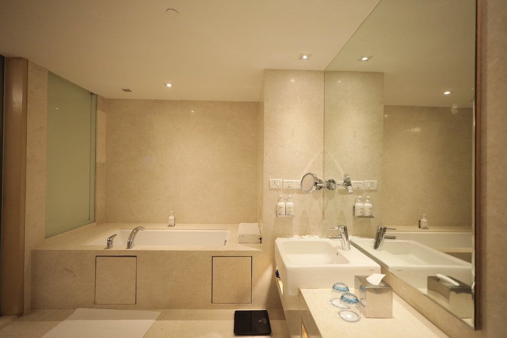 Suite, 1 King Bed, Club Lounge Access thumbnail 5