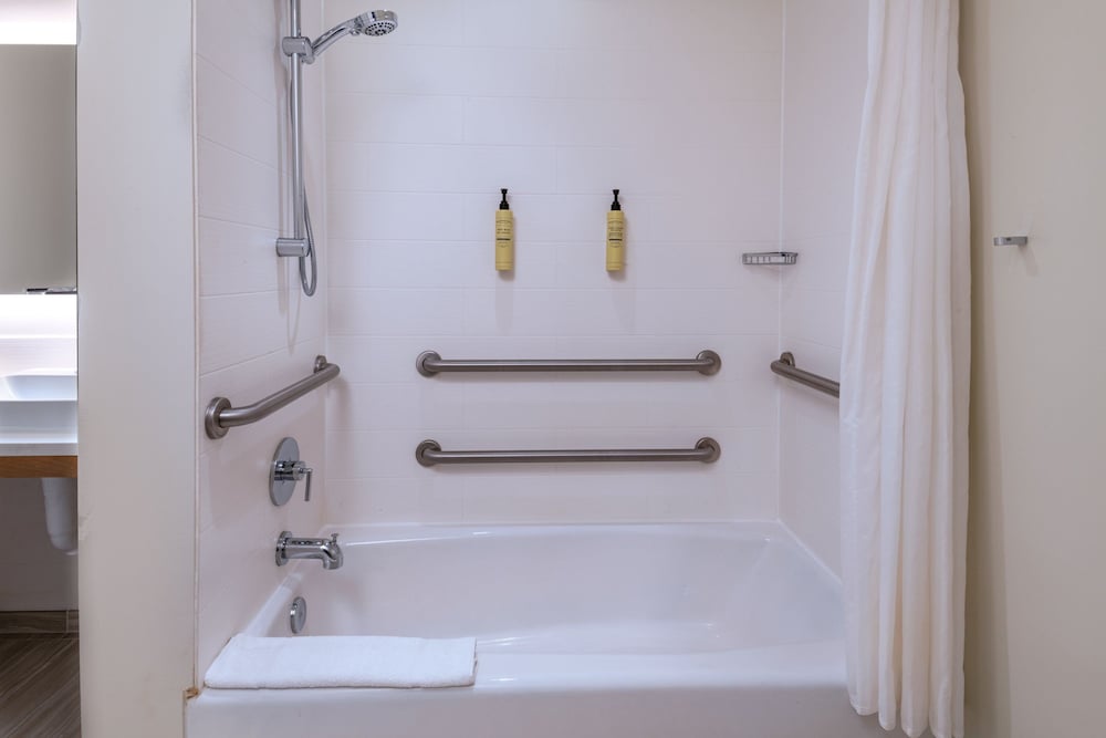 Room, 1 King Bed (Mobility/Hearing Accessible, Tub) thumbnail 6