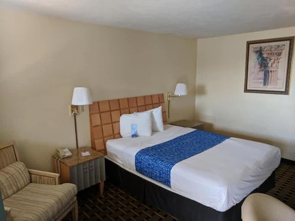 Room, 1 Queen Bed, Smoking - Photo 2