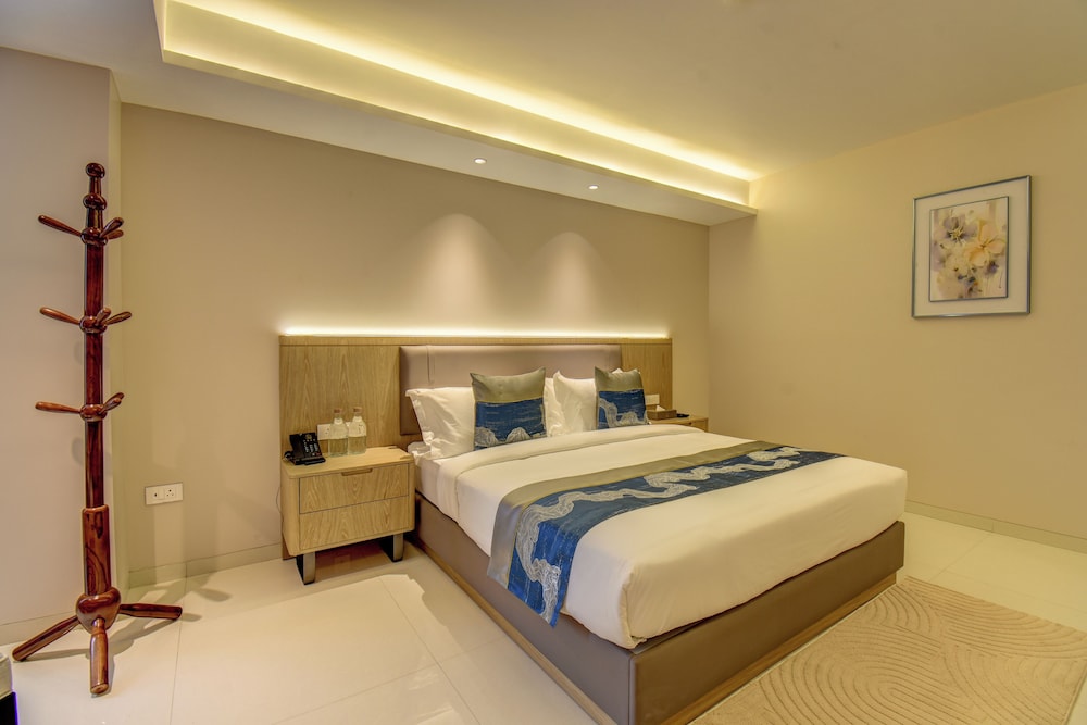 Deluxe Room, 1 King Bed photo 2