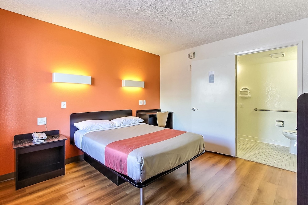 Deluxe Suite, 1 Queen Bed, Non Smoking, Refrigerator & Microwave photo 2