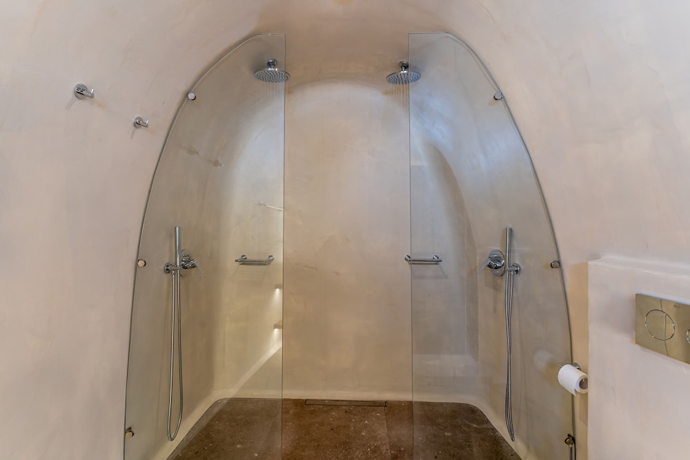 Cave Superior Suite with jacuzzi - Photo 23