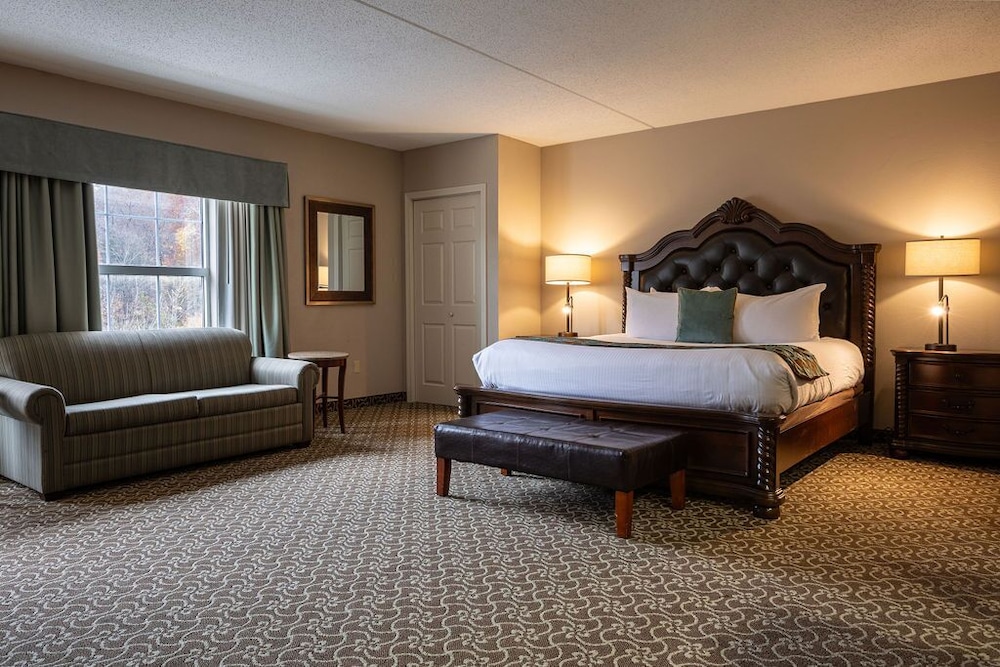 Executive Suite, 1 King Bed with Sofa bed - Photo 1