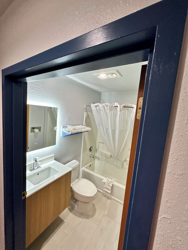 Standard Room, 2 Queen Beds - Photo 9