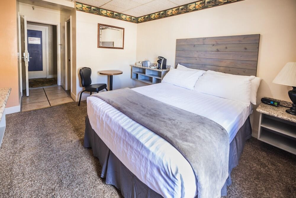 Standard Room, 1 Queen Bed