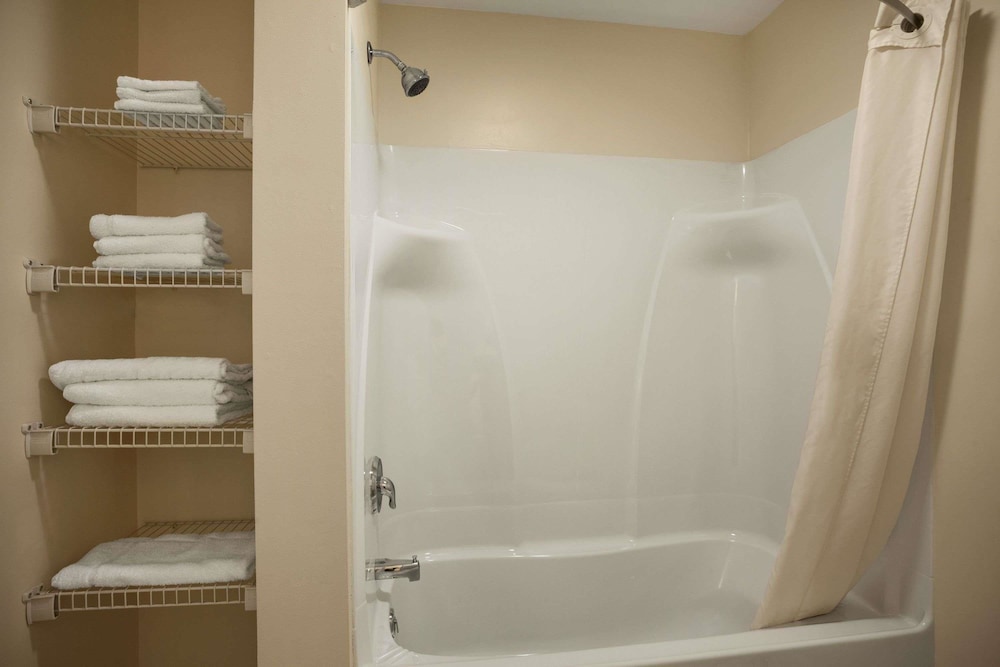 Standard Room, 2 Queen Beds - Photo 8
