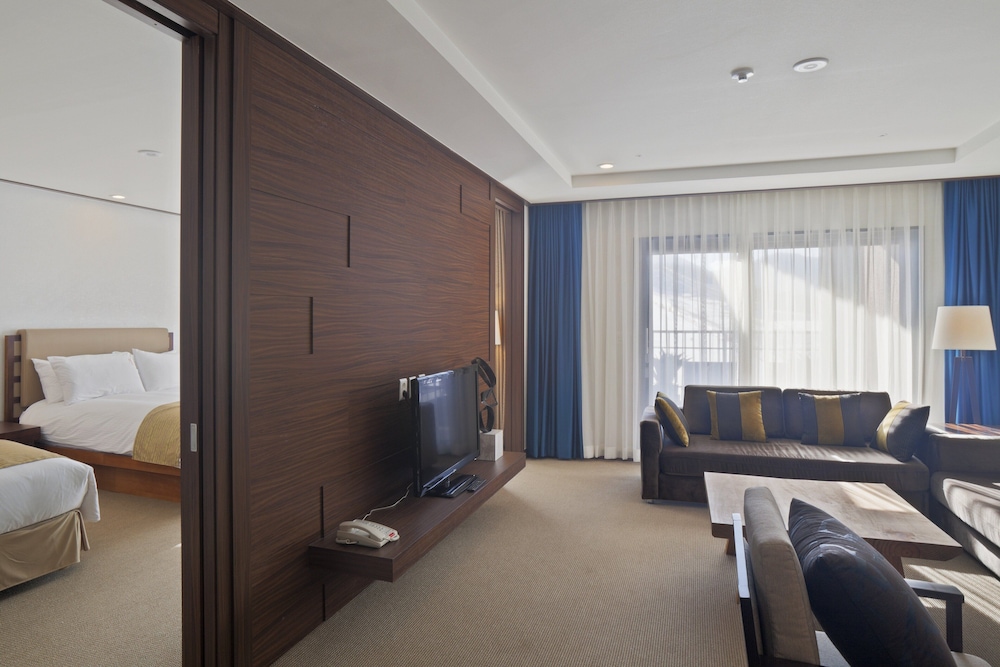 Suite, 1 Bedroom - Photo 1