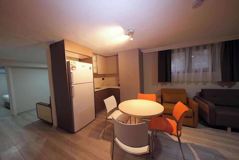 Economy Suit (Semi-Basement) photo 2