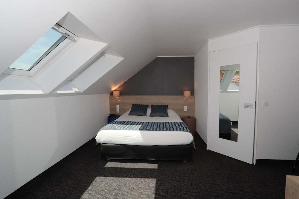 Comfort Room, 1 Queen Bed, Non Smoking, Bathtub (with Single Sofabed) - Photo 11