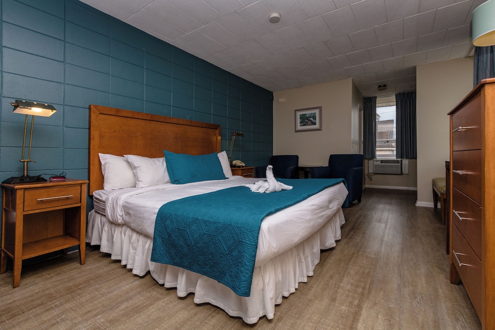 Deluxe Studio, 1 King Bed, Refrigerator & Microwave, Ocean View photo 2