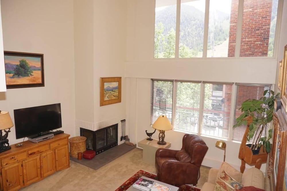 Condo, Multiple Beds (520 Cooper Ave E #305)