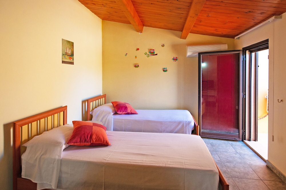 Family House, Multiple Bedrooms, 2 Bathrooms (Casa Plaja)