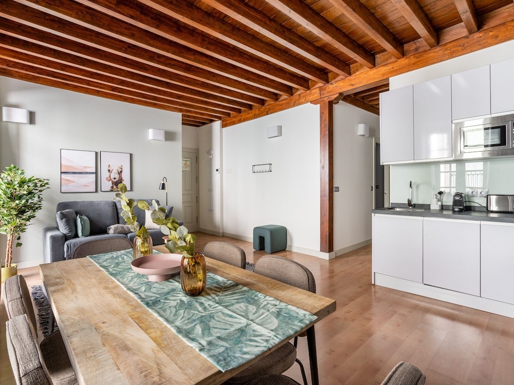 Two-Bedroom Apartment with Balcony - Photo 7