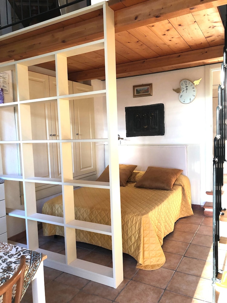 Romantic Duplex, 1 Queen Bed, Kitchenette, Ground Floor