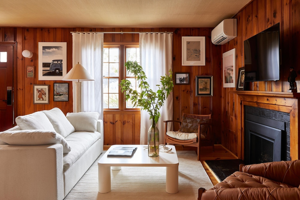 Two-Bedroom Cottage - Photo 3
