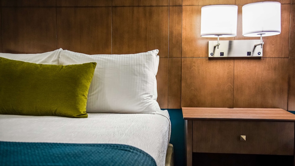 Suite, 2 Queen Beds, Non Smoking, Refrigerator & Microwave (with Sofabed) photo 3