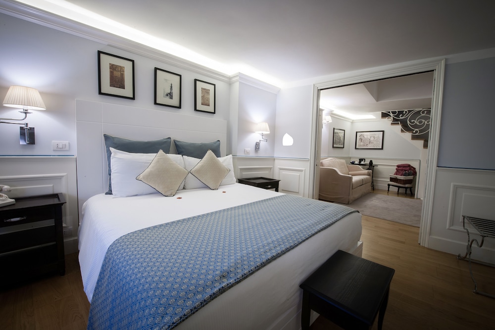 Suite with Terrace and Jacuzzi photo 2