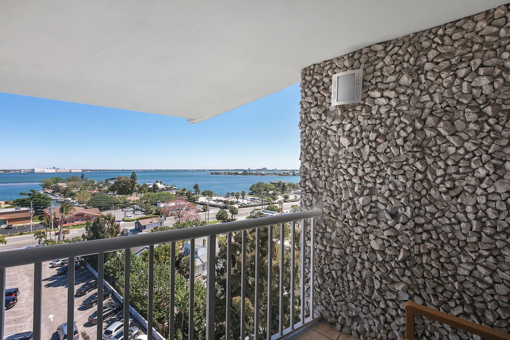 Room, 1 King Bed (Boca Ciega Bay view) photo 3