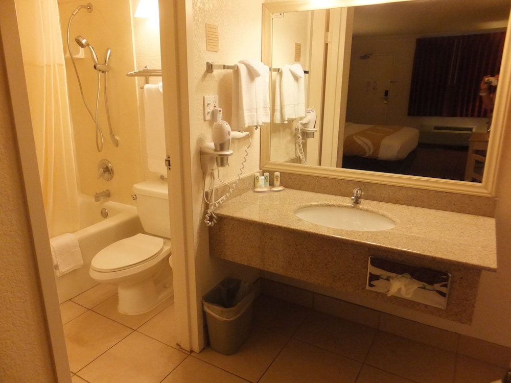Standard Room, 1 King Bed, Non Smoking - Photo 4