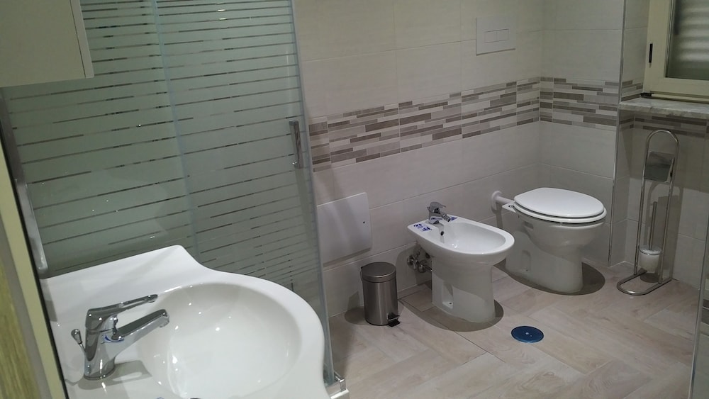 Deluxe Room, 1 King Bed, Non Smoking - Photo 6