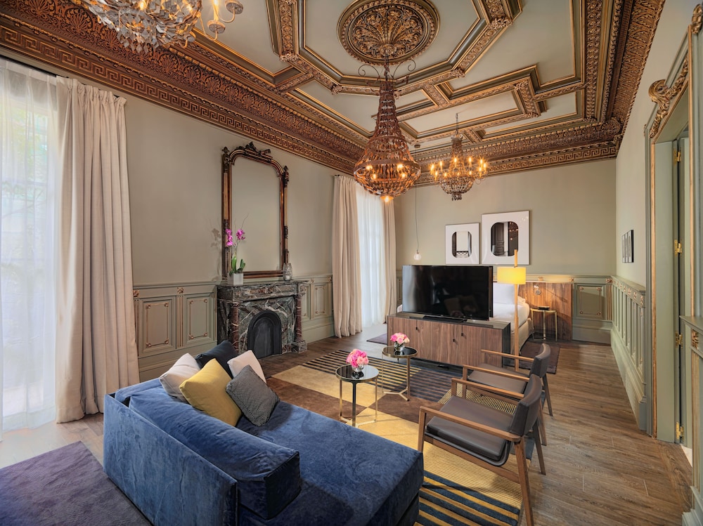 Suite (Condal (2 adults + 1 child))