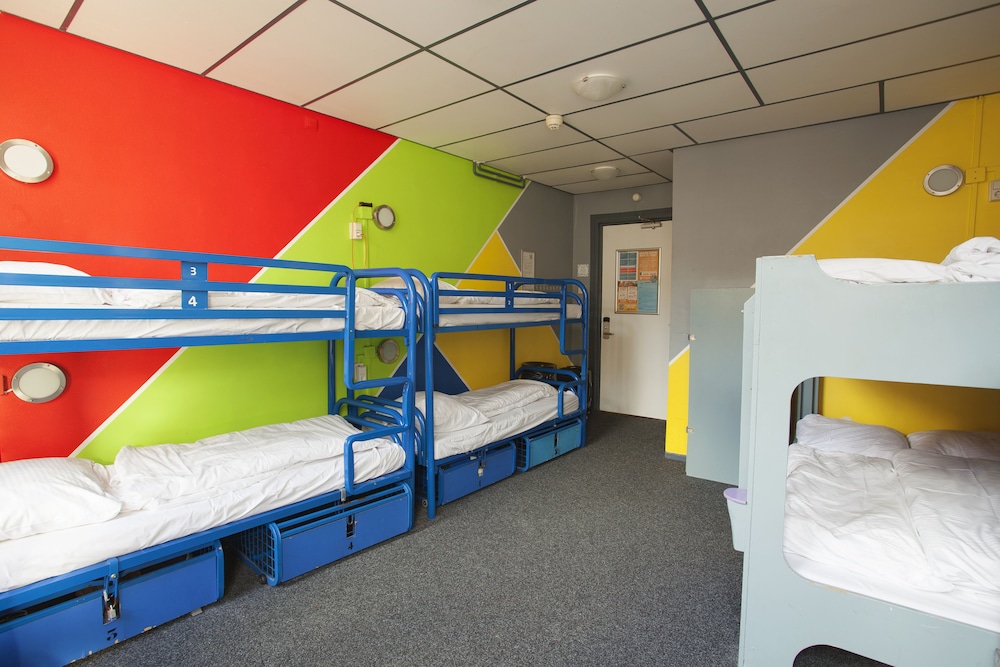 Single Bed in a 10-Bed Ensuite photo 1