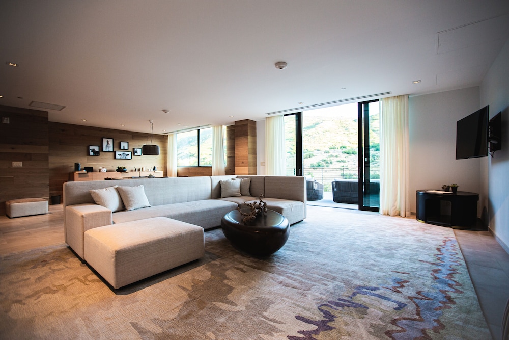 Suite (Red Tail)