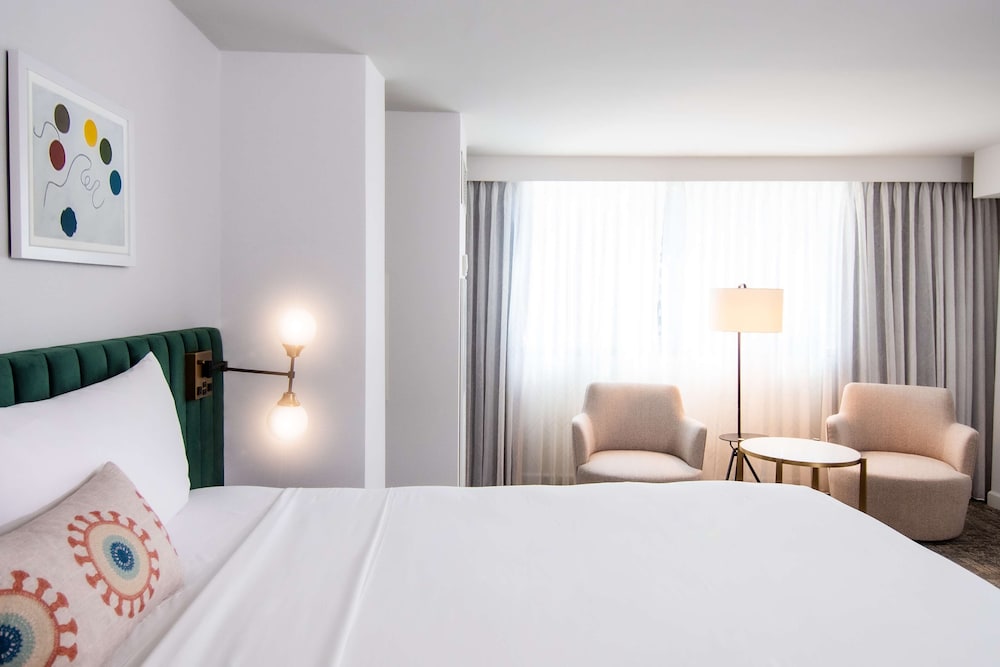 Premier Room, 1 King Bed, Accessible (Royal, Tub) - Photo 3