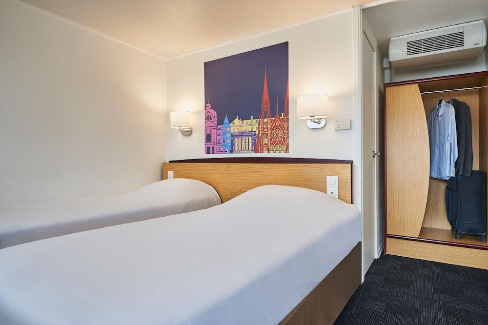 Standard Room, Multiple Beds - Photo 3