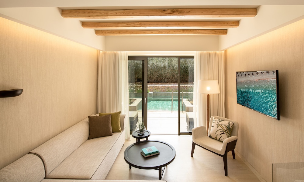 Family Two-Bedroom Suite Swim up sharing pool