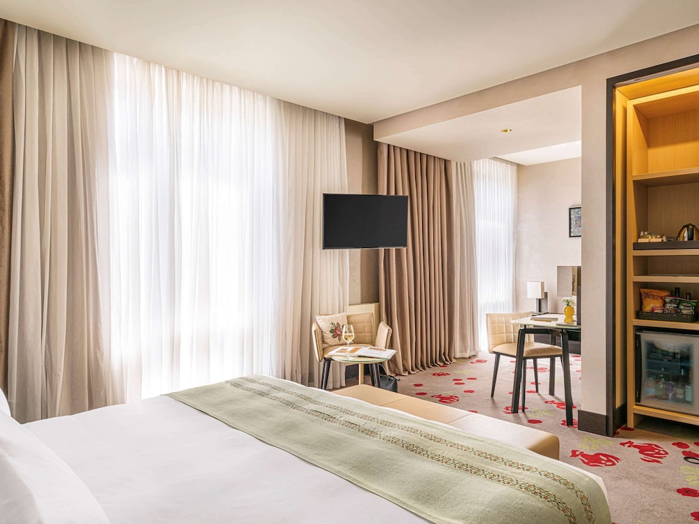 Superior Room, 1 King Bed photo 3