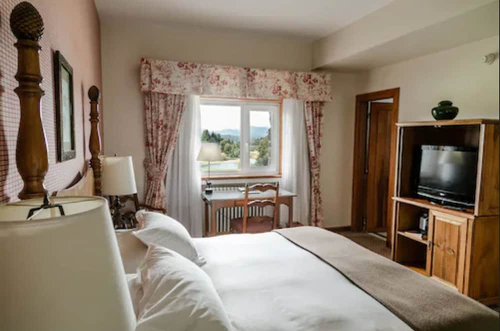 Traditional Studio, 1 Queen Bed thumbnail 5