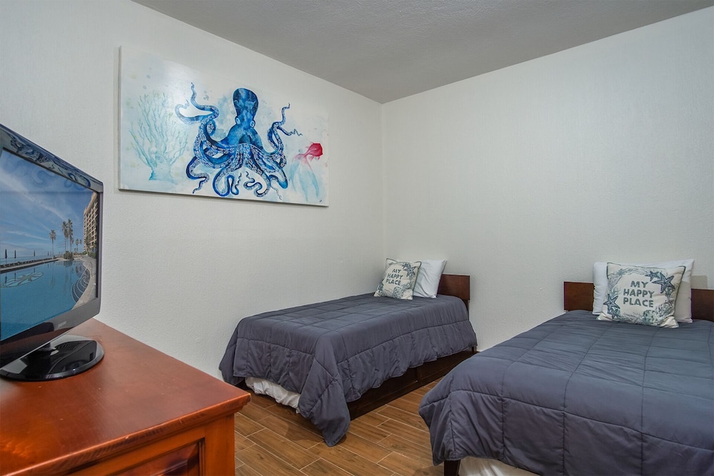 Condo, 2 Bedrooms, Sea View