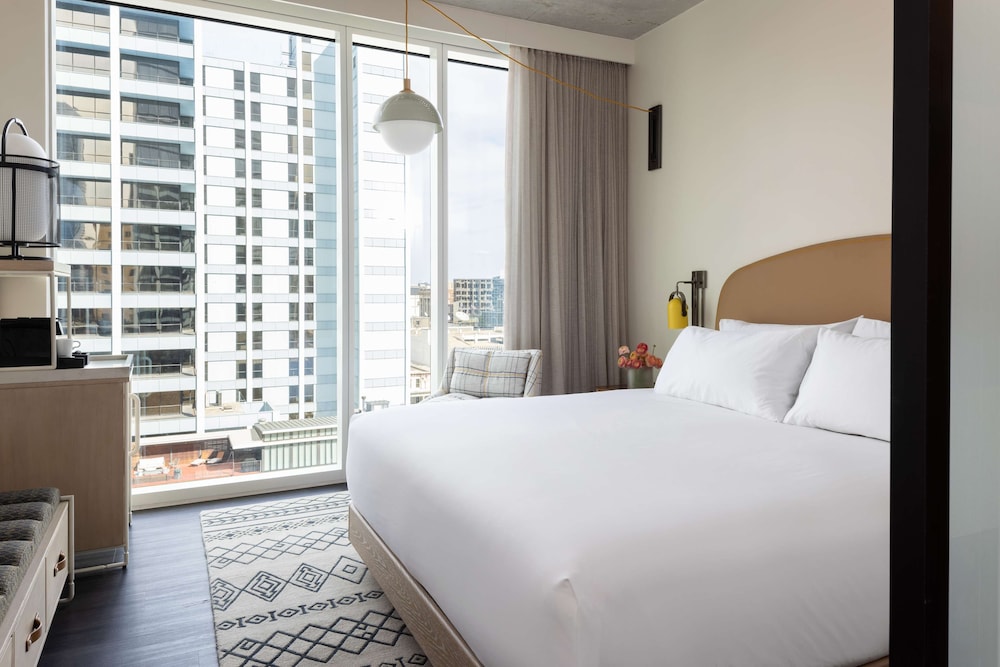 Suite with One King Bed (Non Smoking)