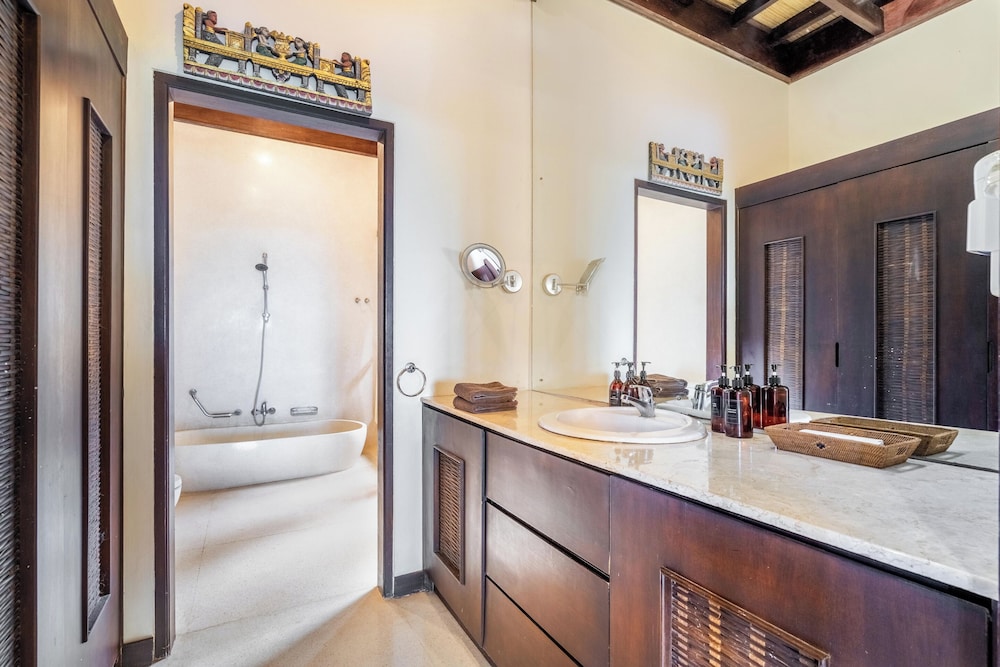 4 Bedrooms, Separate Entrances Beachfront Group Stay - Photo 46