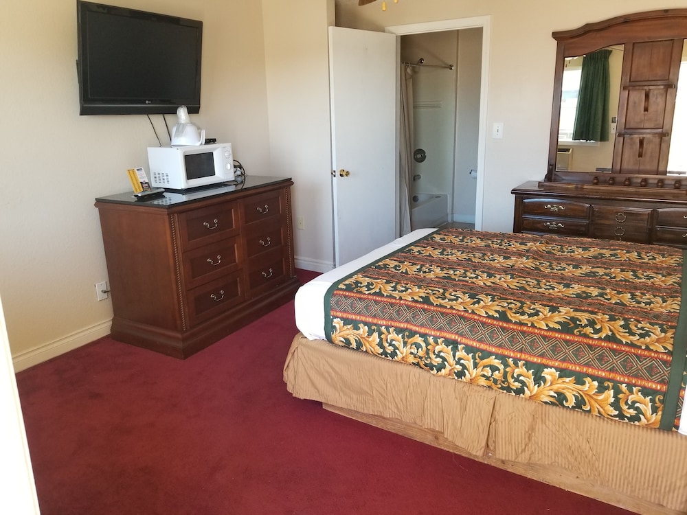 Deluxe Room, 1 Queen Bed, Non Smoking, Refrigerator & Microwave photo 2