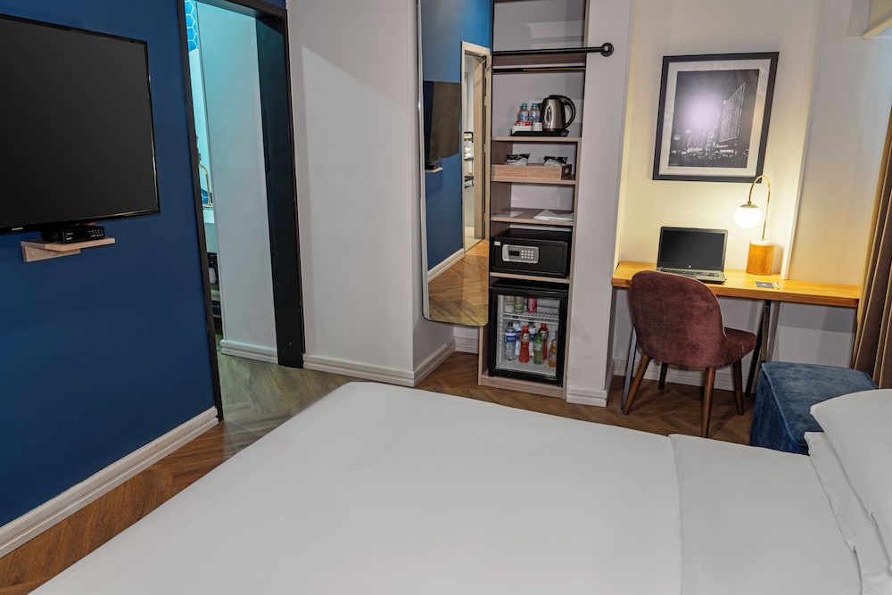 Room, 1 Queen Bed, Non Smoking, Courtyard View - Photo 2