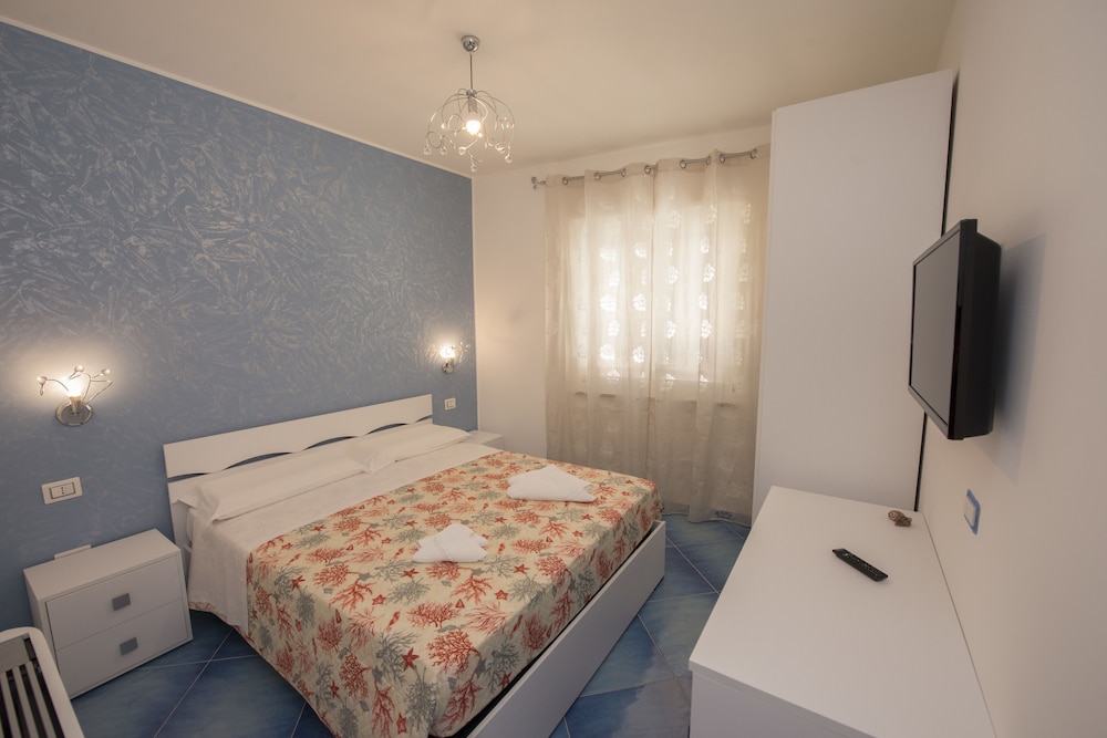 Classic Double Room, City View (201) photo 3