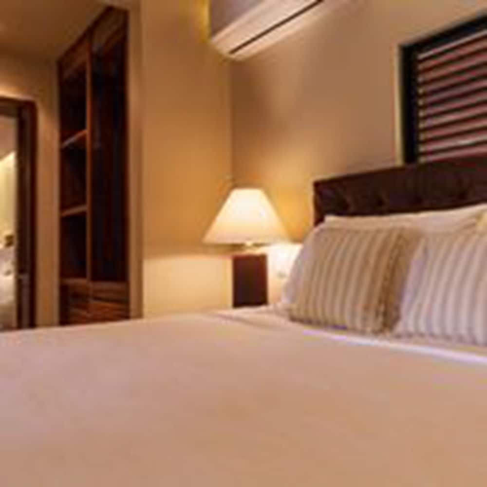 Suite, 1 King Bed, Non Smoking (Garden) photo 3
