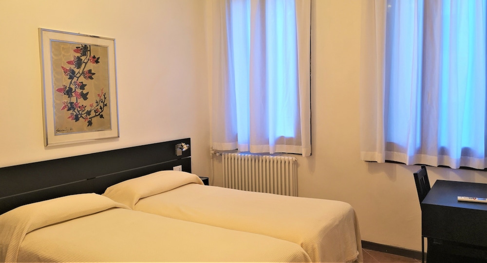 Standard Double or Twin Room, Ensuite photo 2