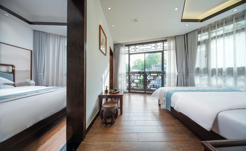 Signature Quadruple Room, City View
