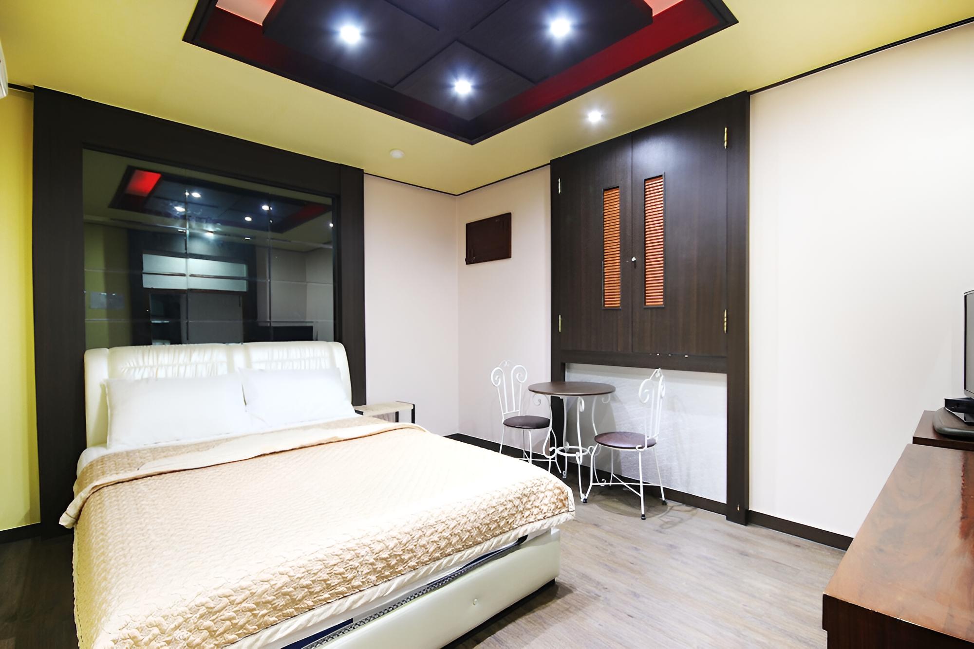 Room (Standard Room) - Photo 15