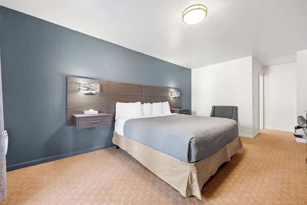 Suite, 1 King Bed, Non Smoking, Kitchenette - Photo 4