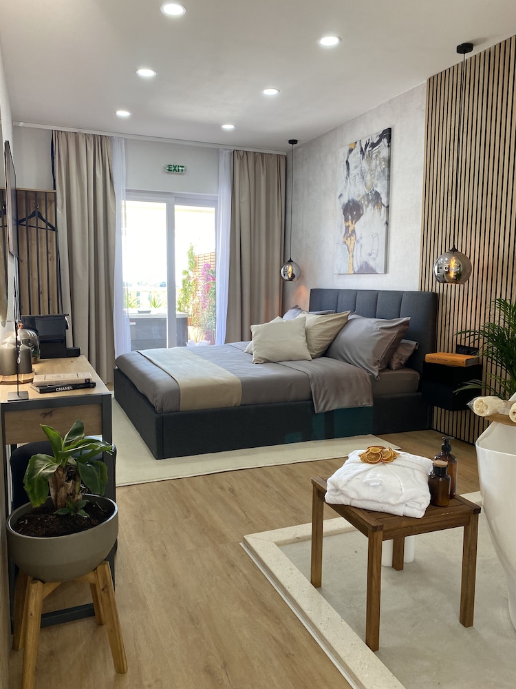 Chambre Luxe, bain à remous, vue partielle sur la mer