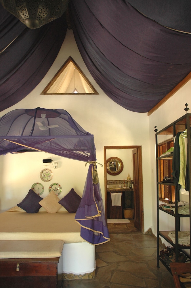 Double Room, 1 King Bed, Partial Sea View, Garden Area photo 2