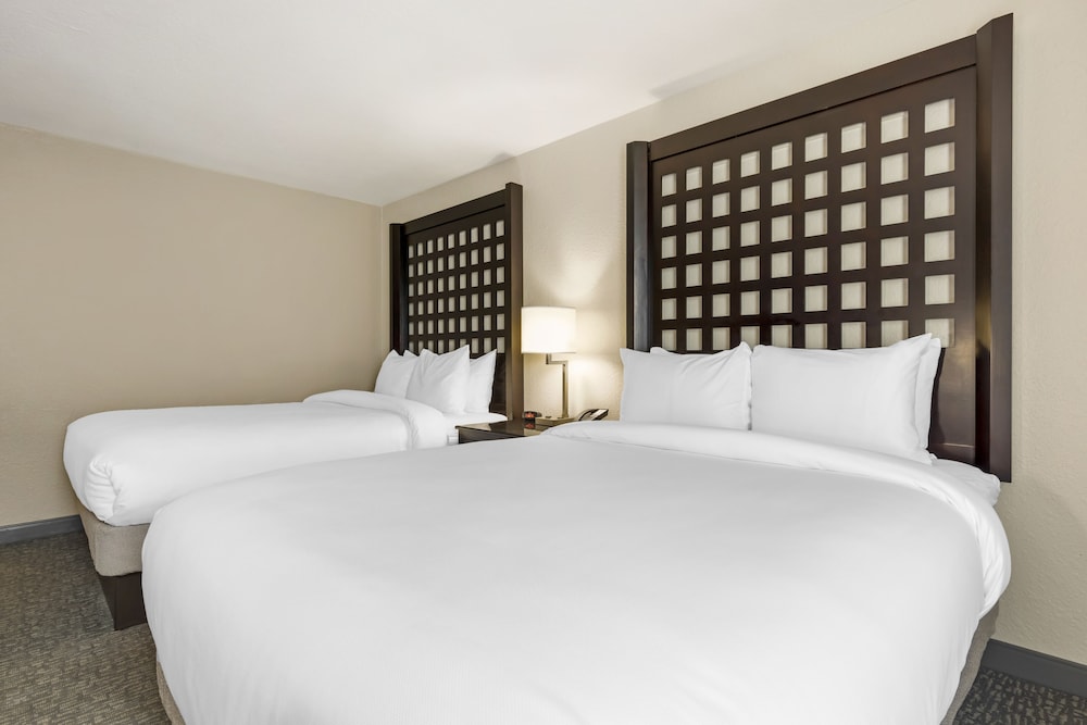 Standard Room, 2 Queen Beds, Non Smoking - Photo 2