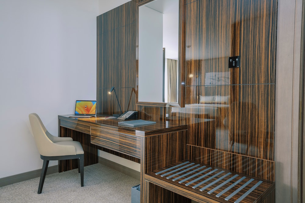 Royal Suite w/Kitchenette, 15% off on F&B, shuttle to Deira City Center AlGhurair Mall& La Mer Beach photo 2