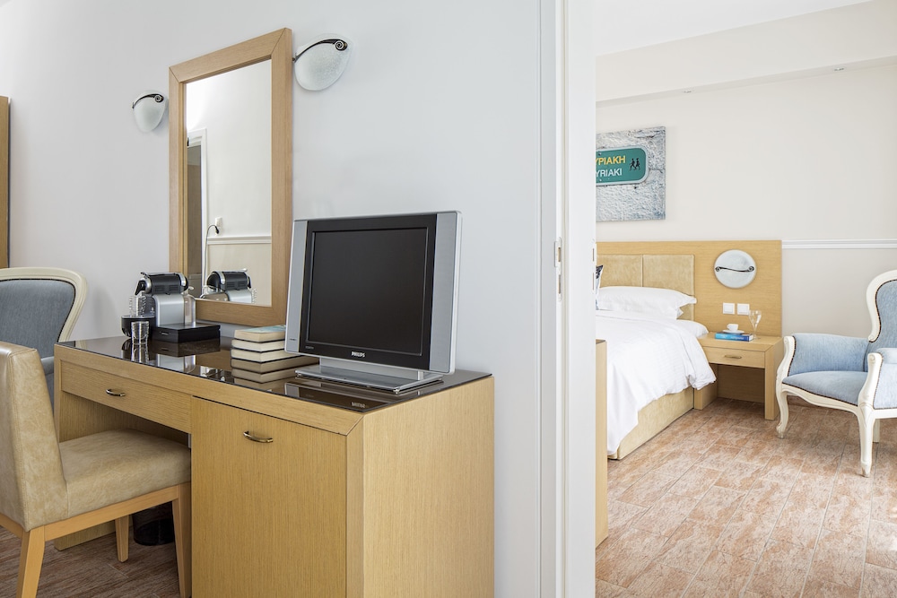 Family Room, 2 Bedrooms, Partial Sea View - Photo 3