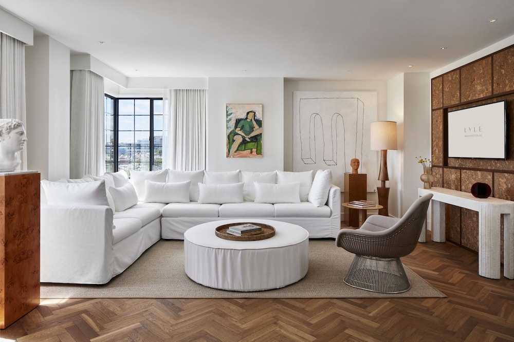 Lyle Suite photo 1